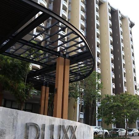 Hotel Dluxx Thammasat Pathum Thani Esterno foto