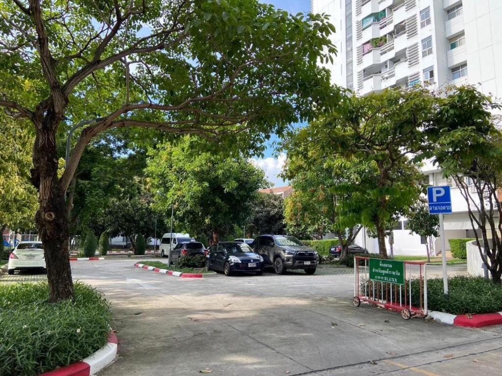 Hotel Dluxx Thammasat Pathum Thani Esterno foto