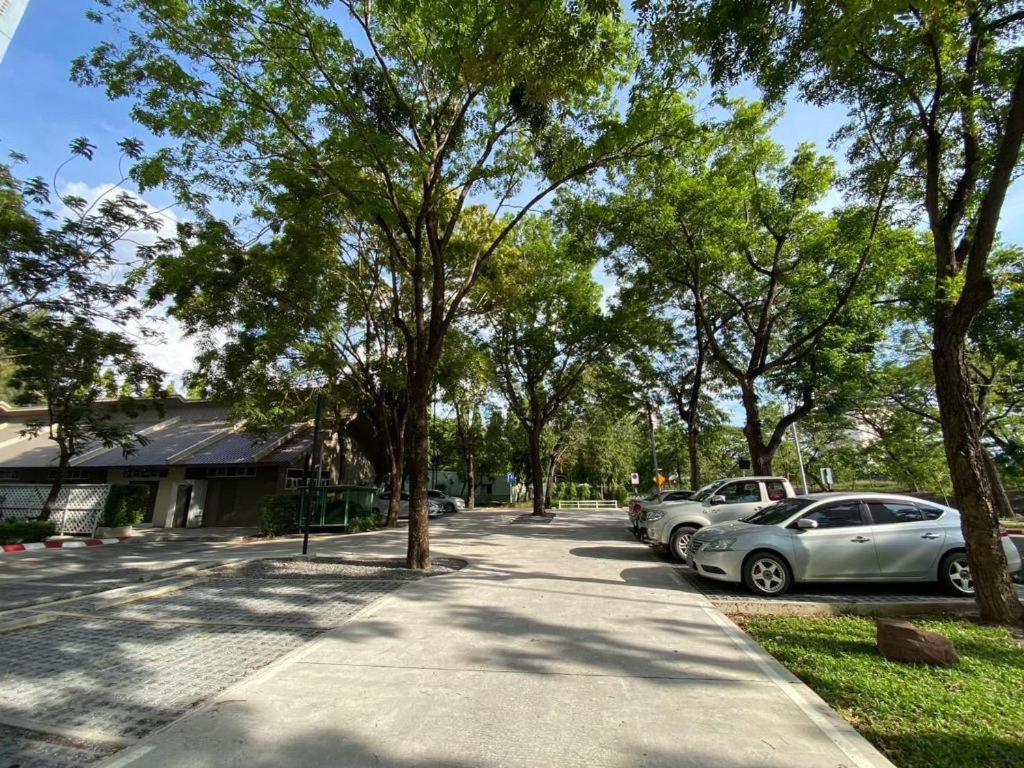 Hotel Dluxx Thammasat Pathum Thani Esterno foto