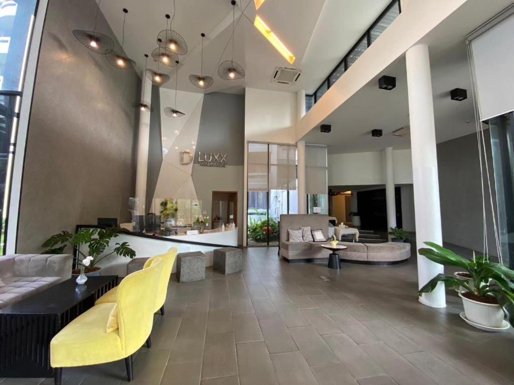 Hotel Dluxx Thammasat Pathum Thani Esterno foto