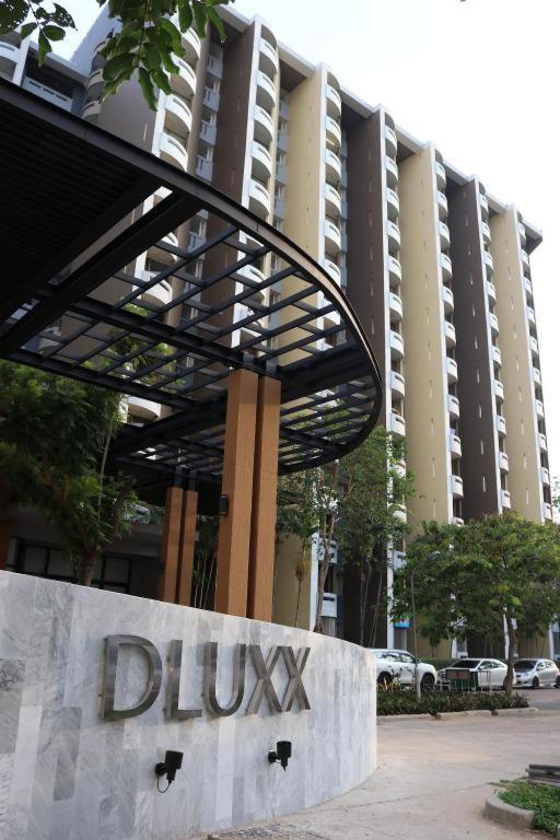 Hotel Dluxx Thammasat Pathum Thani Esterno foto