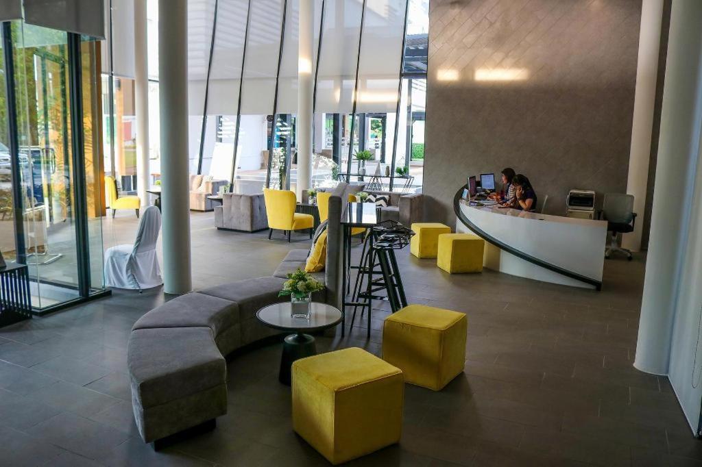 Hotel Dluxx Thammasat Pathum Thani Esterno foto