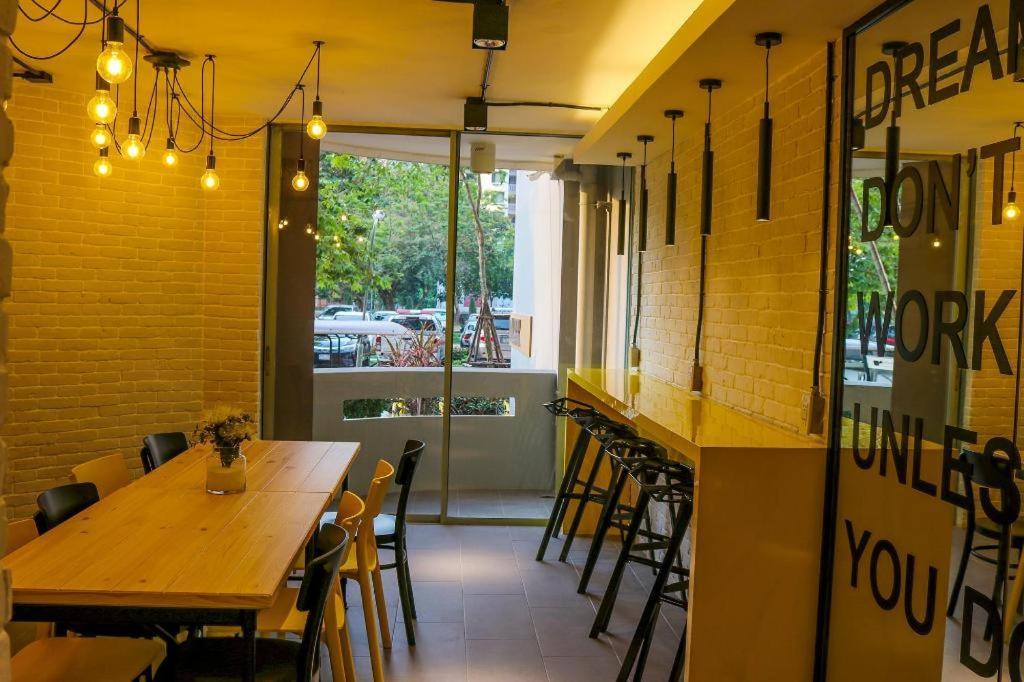 Hotel Dluxx Thammasat Pathum Thani Esterno foto