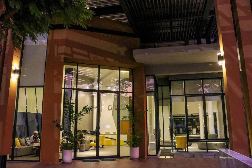 Hotel Dluxx Thammasat Pathum Thani Esterno foto