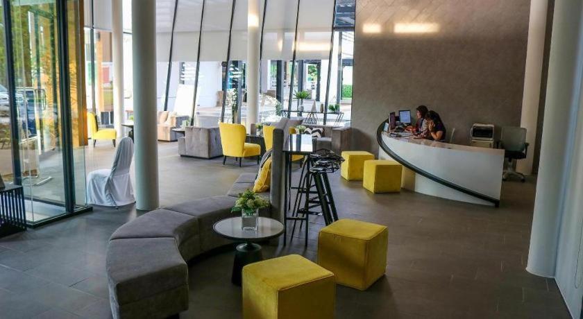 Hotel Dluxx Thammasat Pathum Thani Esterno foto