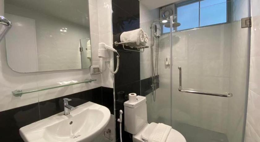 Hotel Dluxx Thammasat Pathum Thani Esterno foto